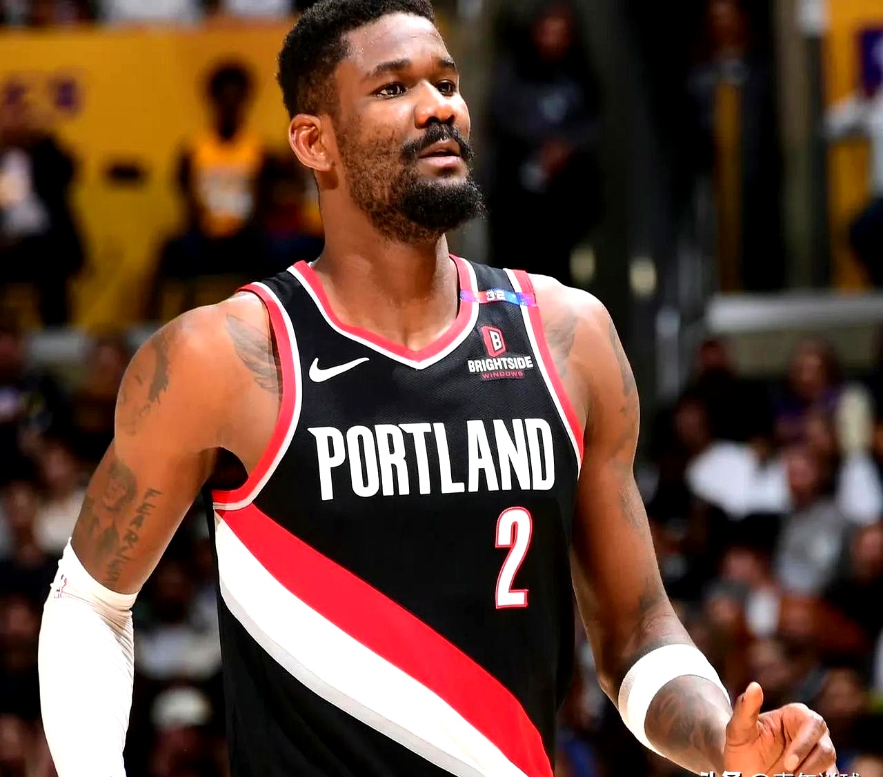 开云体育-纽约尼克斯队长鼓劲今夜曼城防线松动，Karsa在湖人比赛中高光表现都惊呆了(迈克布朗重新出山执教尼克斯)